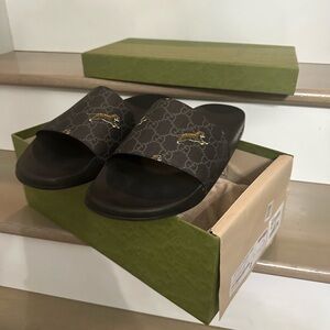 Gucci supreme tiger slides